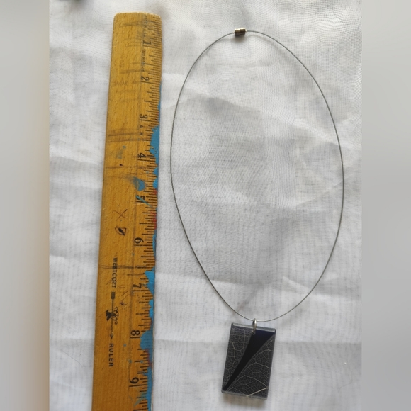 Magnetic Blue Leaves Resin Necklace - Picture 3 of 3